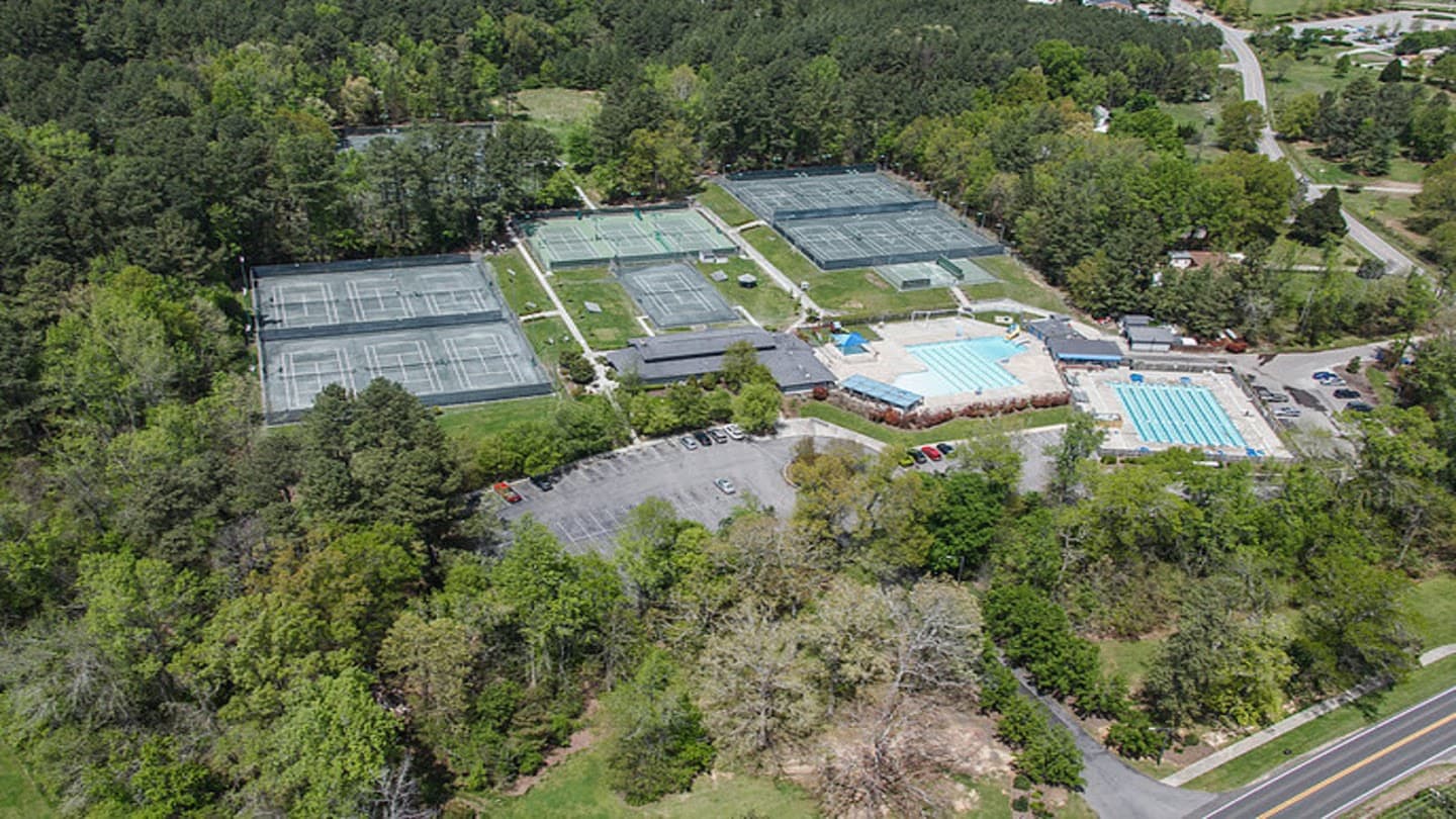 Hollow Rock Racquet & Swim Club pickleball courts