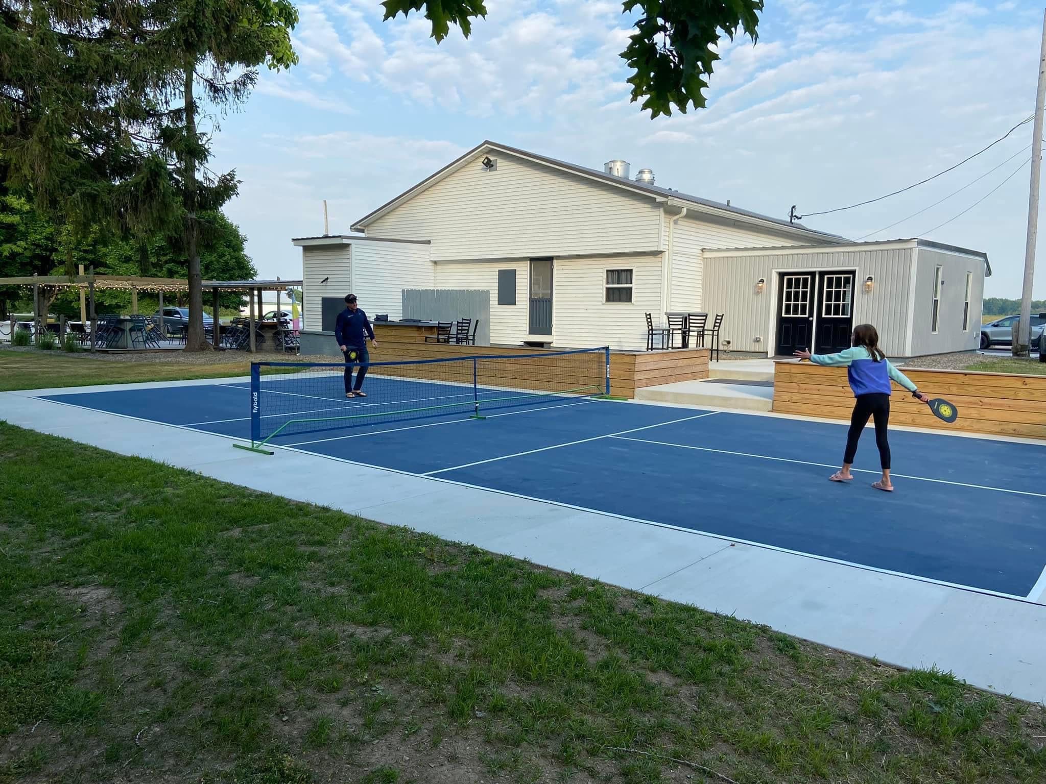 Lakelands Restuarant and Pub pickleball courts