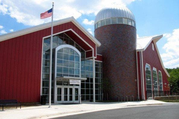 Claude Moore Rec Center pickleball courts