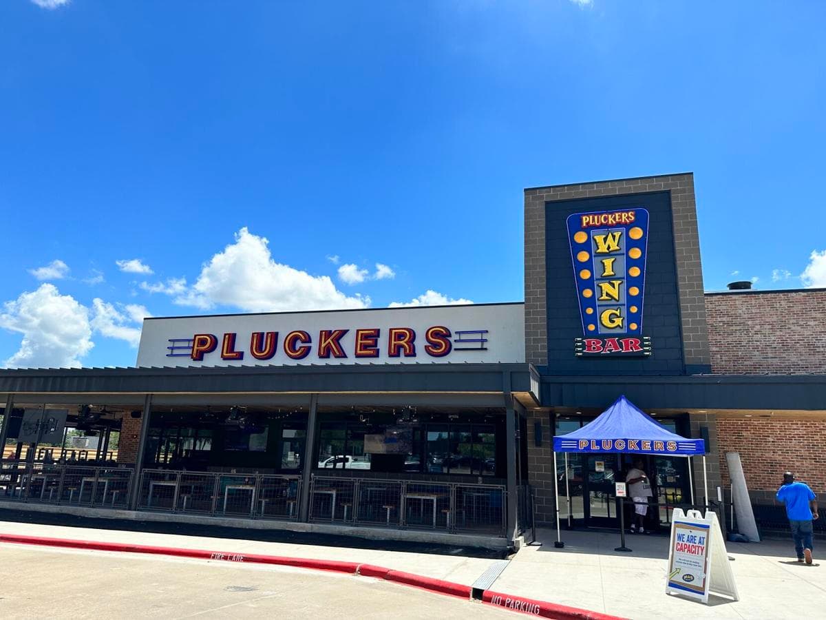 Pluckers Wing Bar pickleball courts