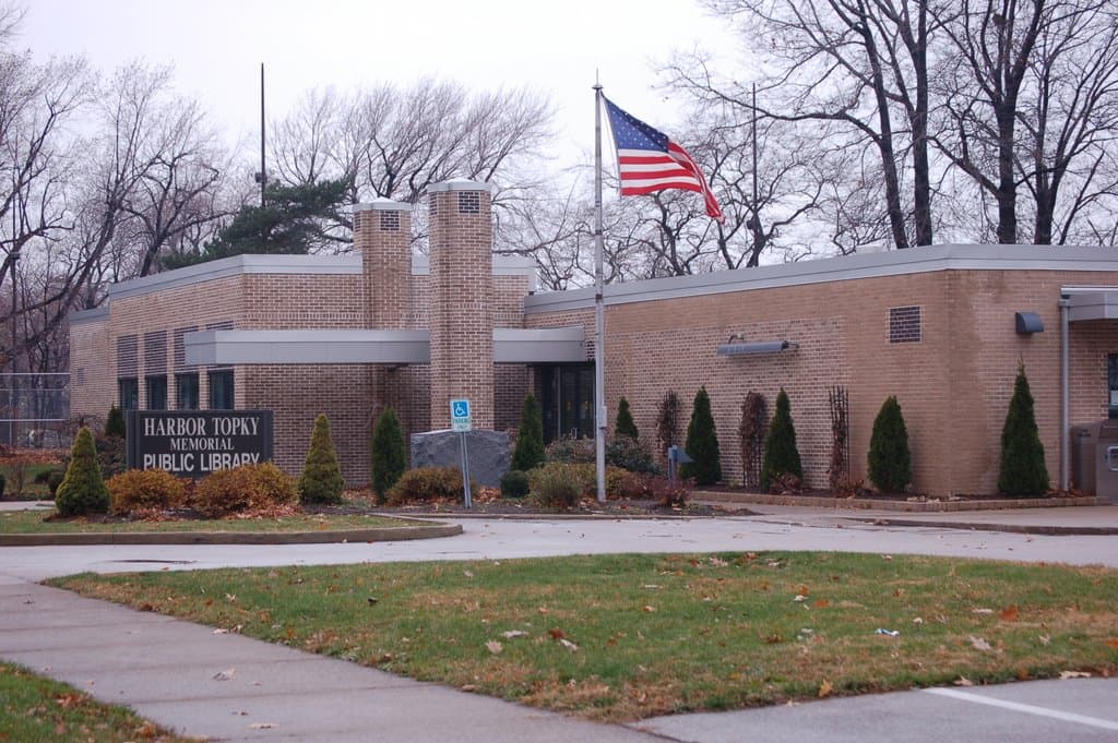 Harbor Topky Memorial Library pickleball courts