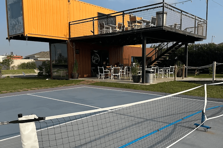 Cafe Arte pickleball courts